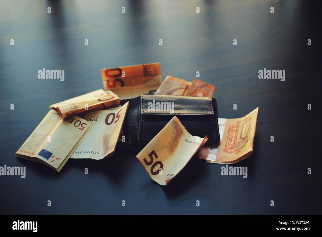 Geld Banknoten auf einem schwarzen Hintergrund. Stockfoto