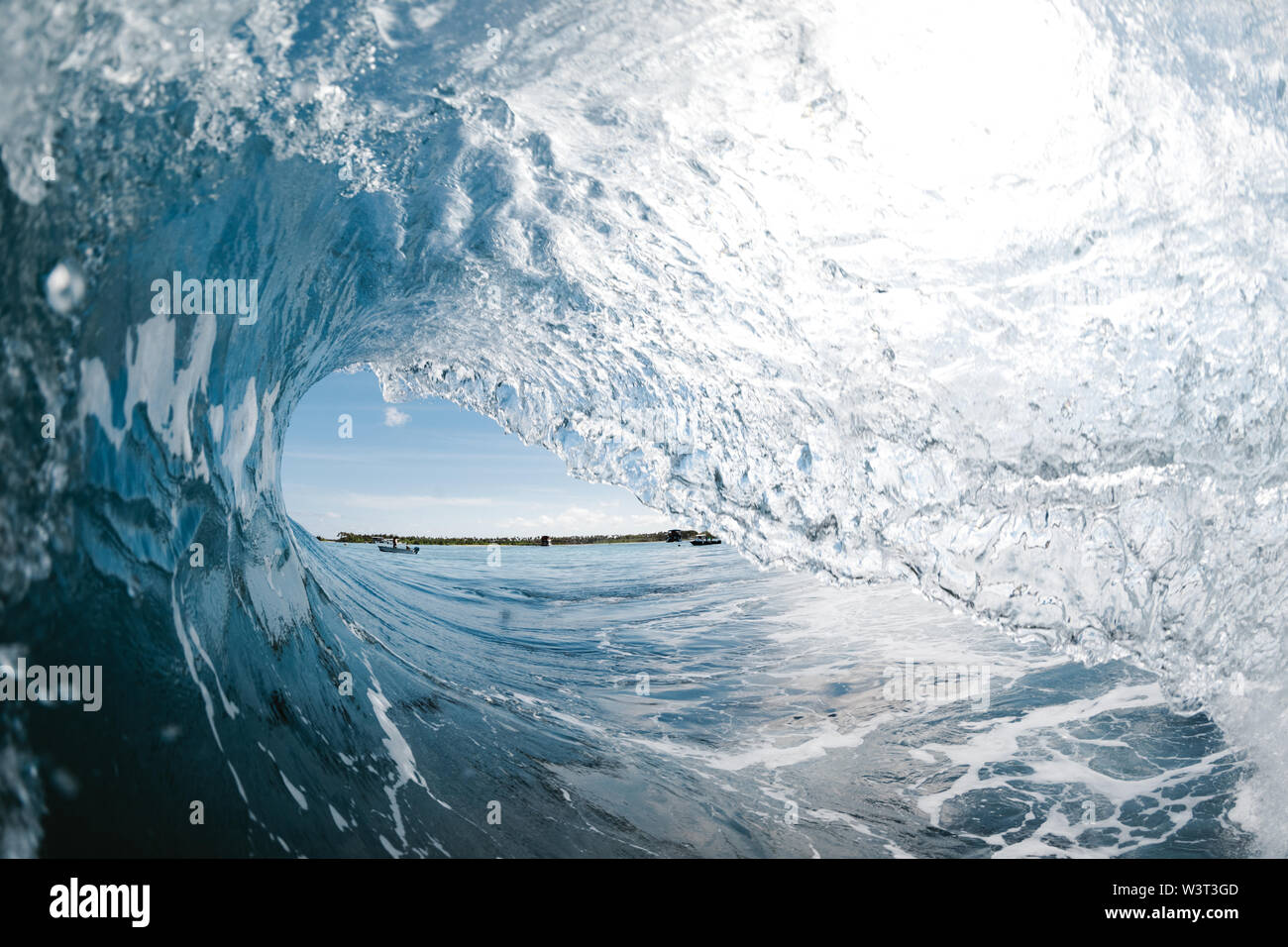 Im Inneren eine Welle bricht im warmen Wasser von Indonesien Stockfoto