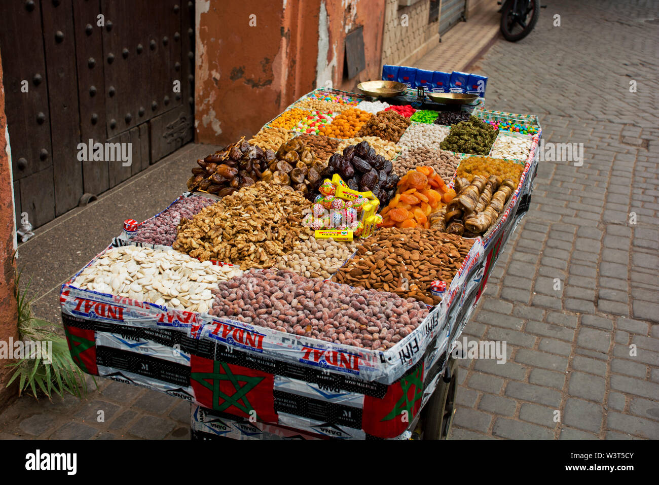 Lokale marokkanischen Stände, Muttern, Süsswaren in den Straßen, Gassen von Marrakesch über tägliche arabische leben im kulturellen Medina Stockfoto