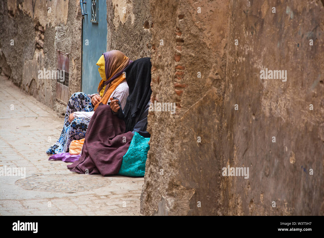 Lokale marokkanische Volk in den Straßen, Gassen von Marrakesch über tägliche arabische Leben in den Verwitterten kulturellen Medina Stockfoto