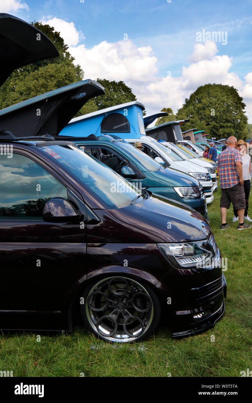 Eine Linie der VW Transporter in den so und Glanz" an der 2019 Camper Jam show in Shropshire, England. Stockfoto