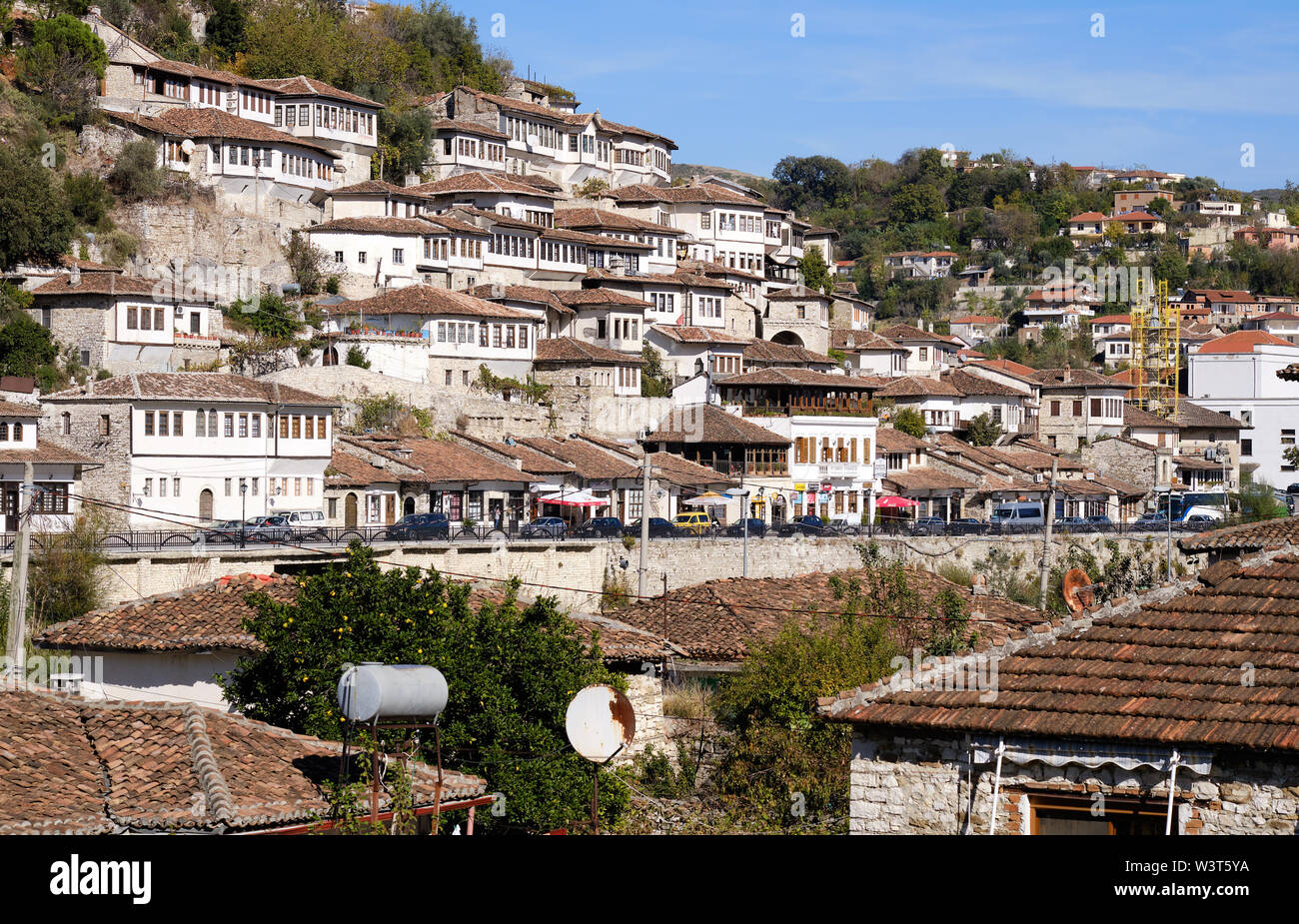 Berat, Albanien: Blick auf die Stadt der tausend Fenster zum UNESCO-Weltkulturerbe gehört, tagsüber, volle Sonne Licht Stockfoto