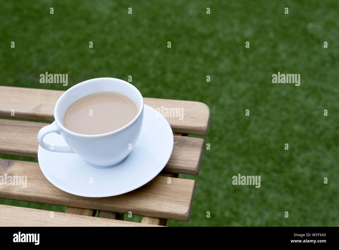 Tasse & Untertasse von flachen weißen Kaffee mit Milch außerhalb Stockfoto