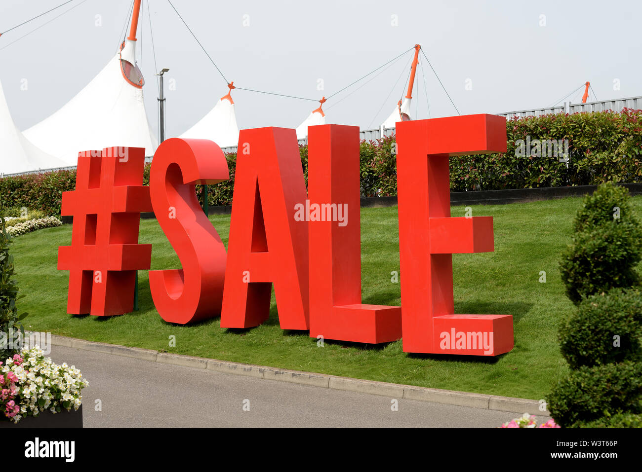 Hashtag Verkauf Freistehende rote Zeichen außerhalb Shopping Centre in London. Stockfoto