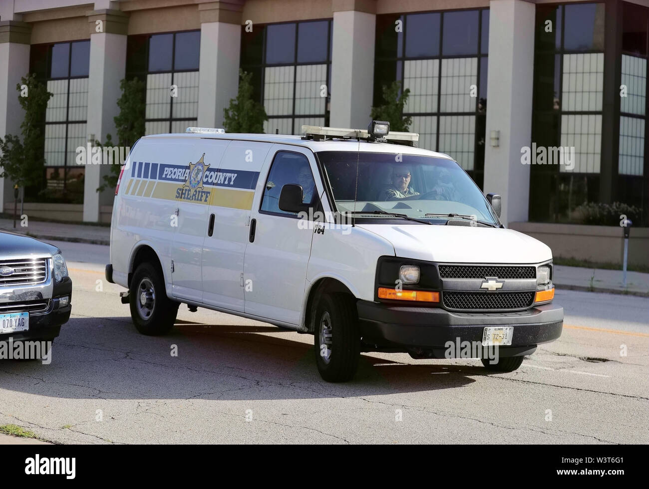 (190717) -- PEORIA (USA), 17. Juli 2019 (Xinhua) - ein Peoria County Gefängnis van Durchführung Brendt Christensen Köpfe zum bundesgericht Gebäude in Peoria, Illinois, USA, am 17. Juli 2019. Nach einem US-Richter schließt alle Beweise, die aus dem Urteilsstaat Phase in der chinesischen Gelehrten slaying Versuch Dienstag, schließen die Argumente aus sowohl die Staatsanwaltschaft und die Verteidigung hier begonnen, Mittwoch Morgen. Die Argumente der Verurteilung Phase für Brendt Christensen, die schuldig des Tötens Zhang Yingying 2017 gefunden wurde, fand um 9 Uhr (1400 GMT) an ein bundesgericht von Peoria Stockfoto