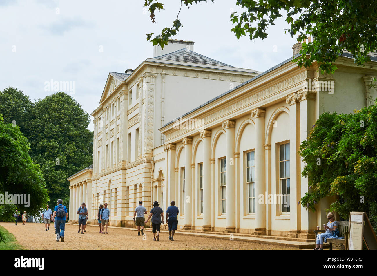 Besucher ausserhalb der historischen Kenwood House in Hampstead Heath, North London, Großbritannien Stockfoto