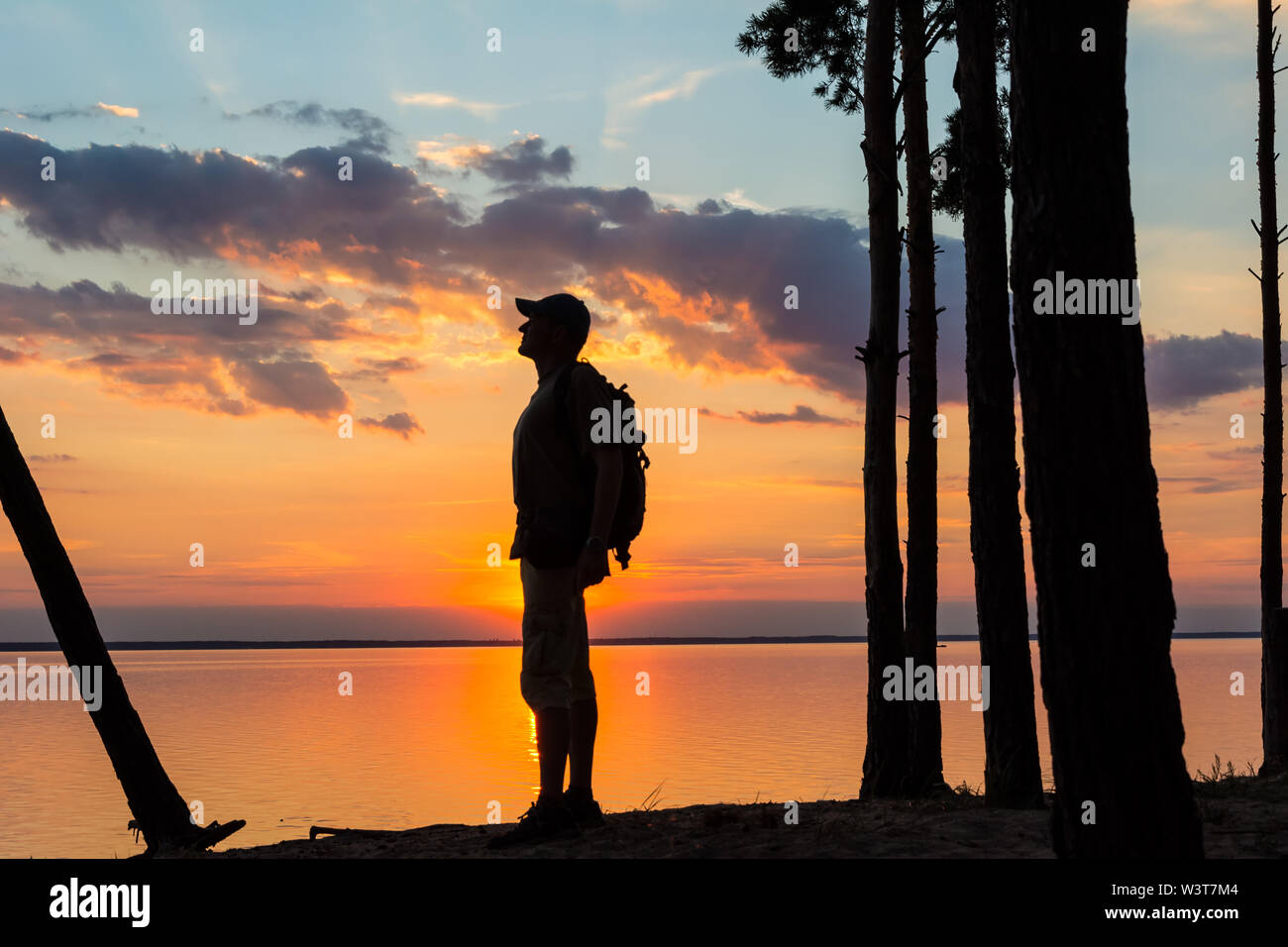 Silhouette der Tourist und eine schöne Landschaft als Hintergrund Stockfoto