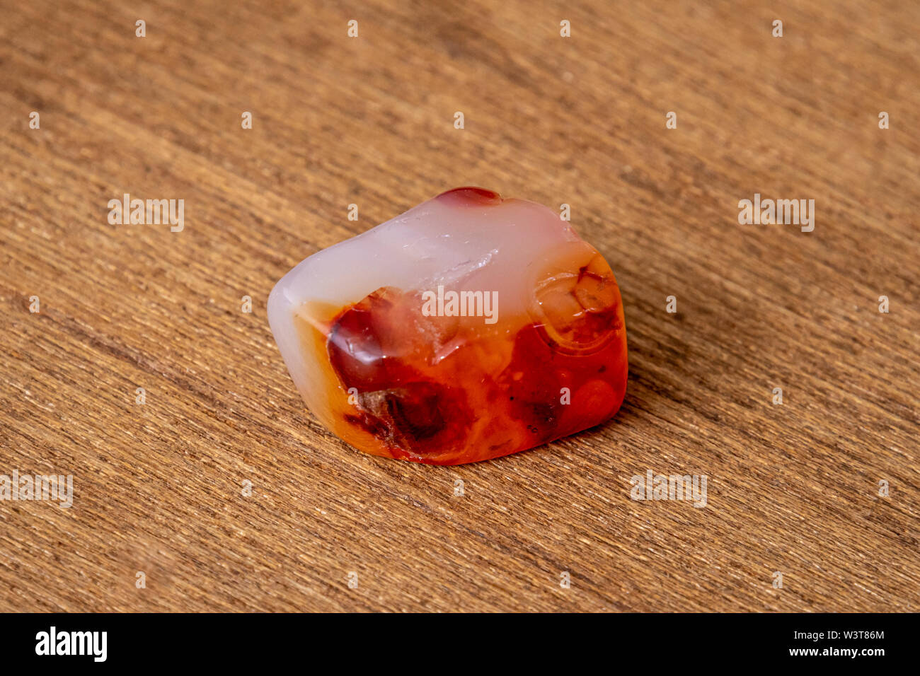 Chinesische carneol Edelstein mit glatter Oberfläche weiß orange und tiefen rep Töne Stockfoto