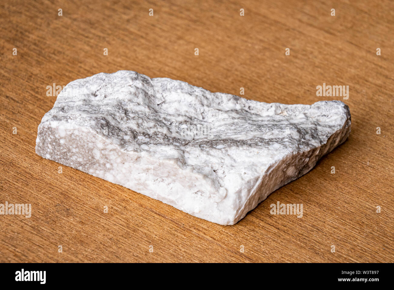 Graue und weisse Mineral anhydrit Edelstein Stockfoto