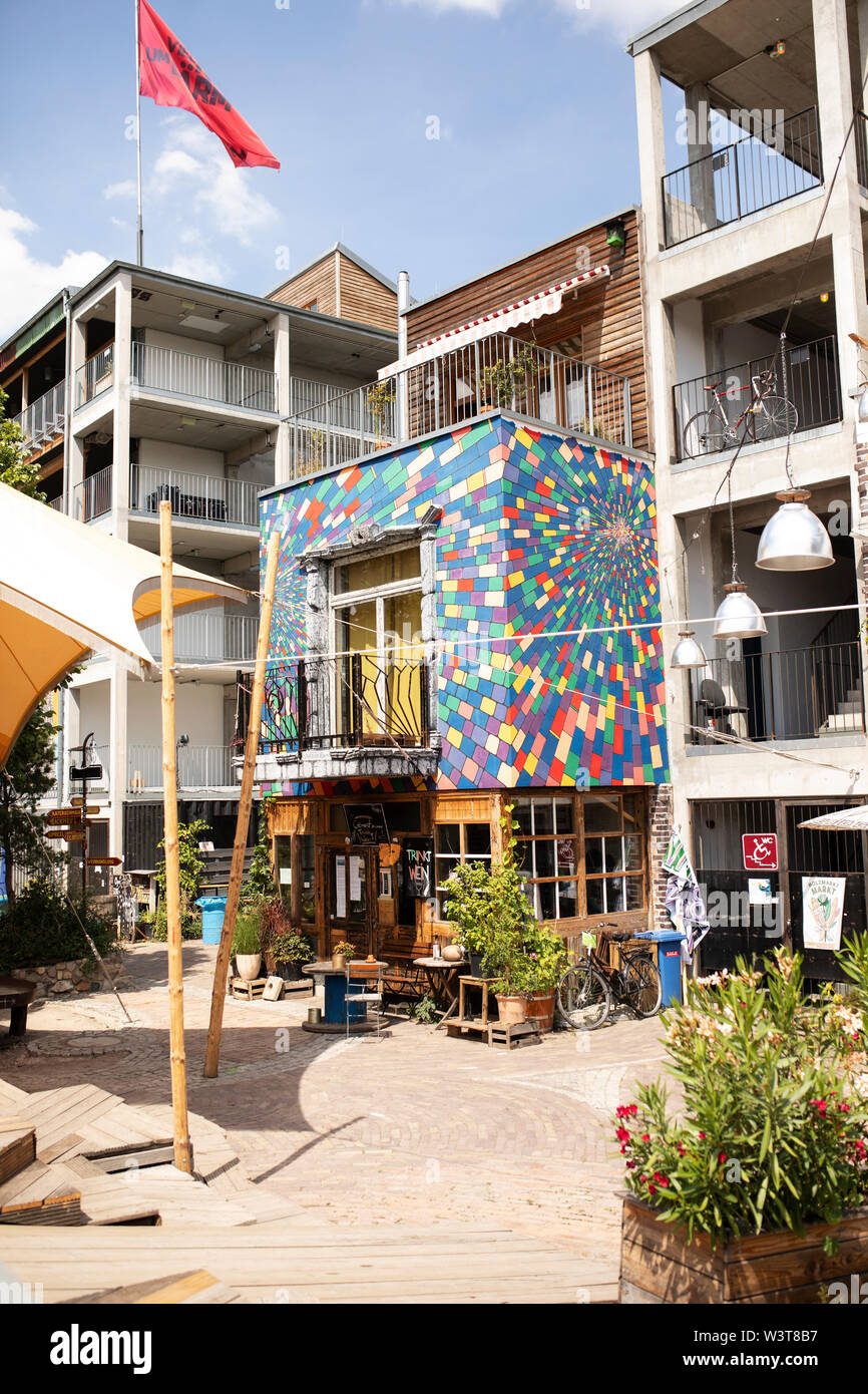 Ein Sommertag in einem Café am Holzmarkt in Berlin, einem kulturellen Ort für Veranstaltungen und Künstler mit Atelierräumen und Lokalen. Stockfoto