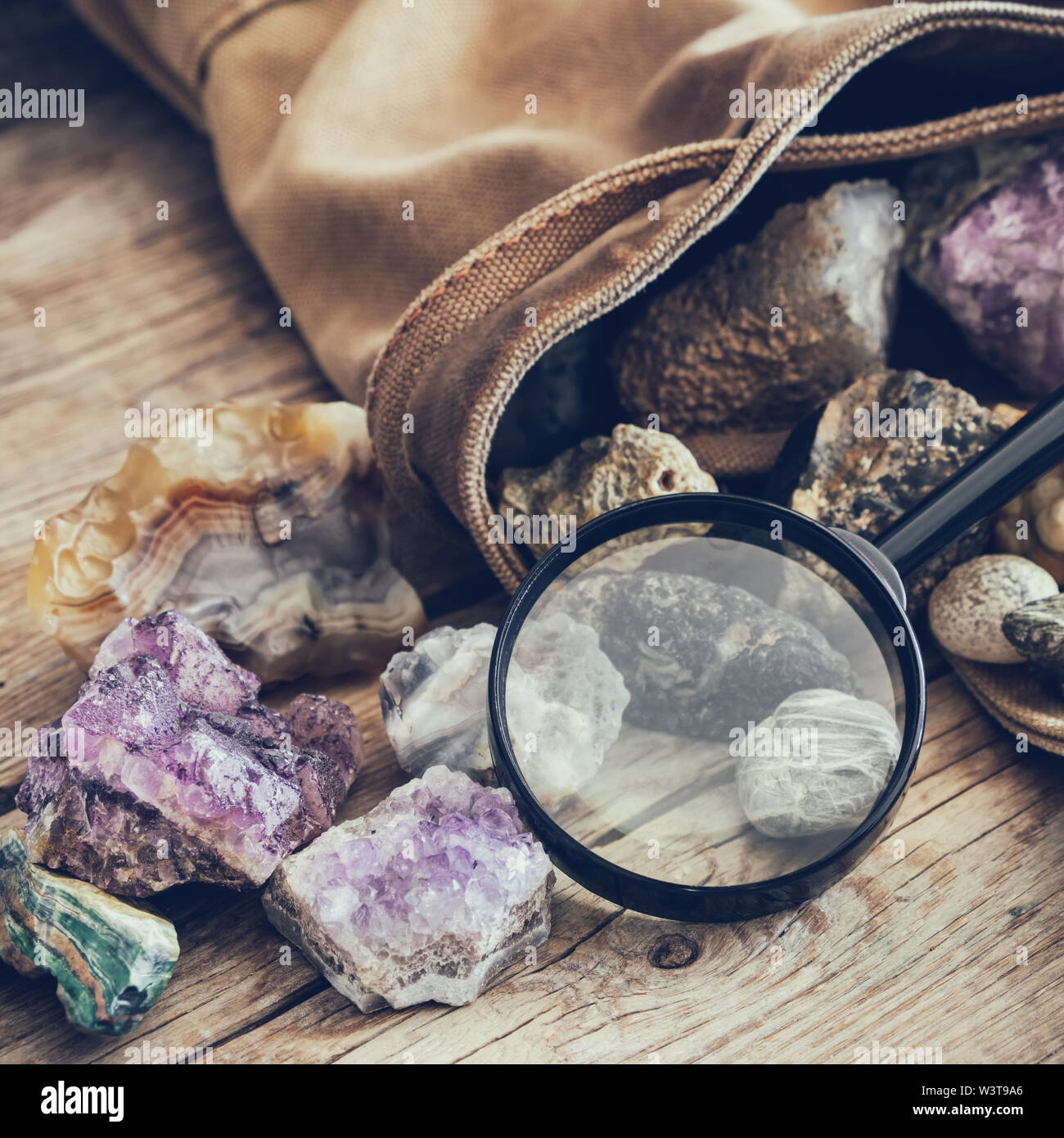 Mineral Steine: Türkis, morion, Rauchquarz, Bergkristall, Chalcedon, Fluorit, Achat, Amethyst, Onyx, Chalcedon und Lupe und Rucksack Stockfoto