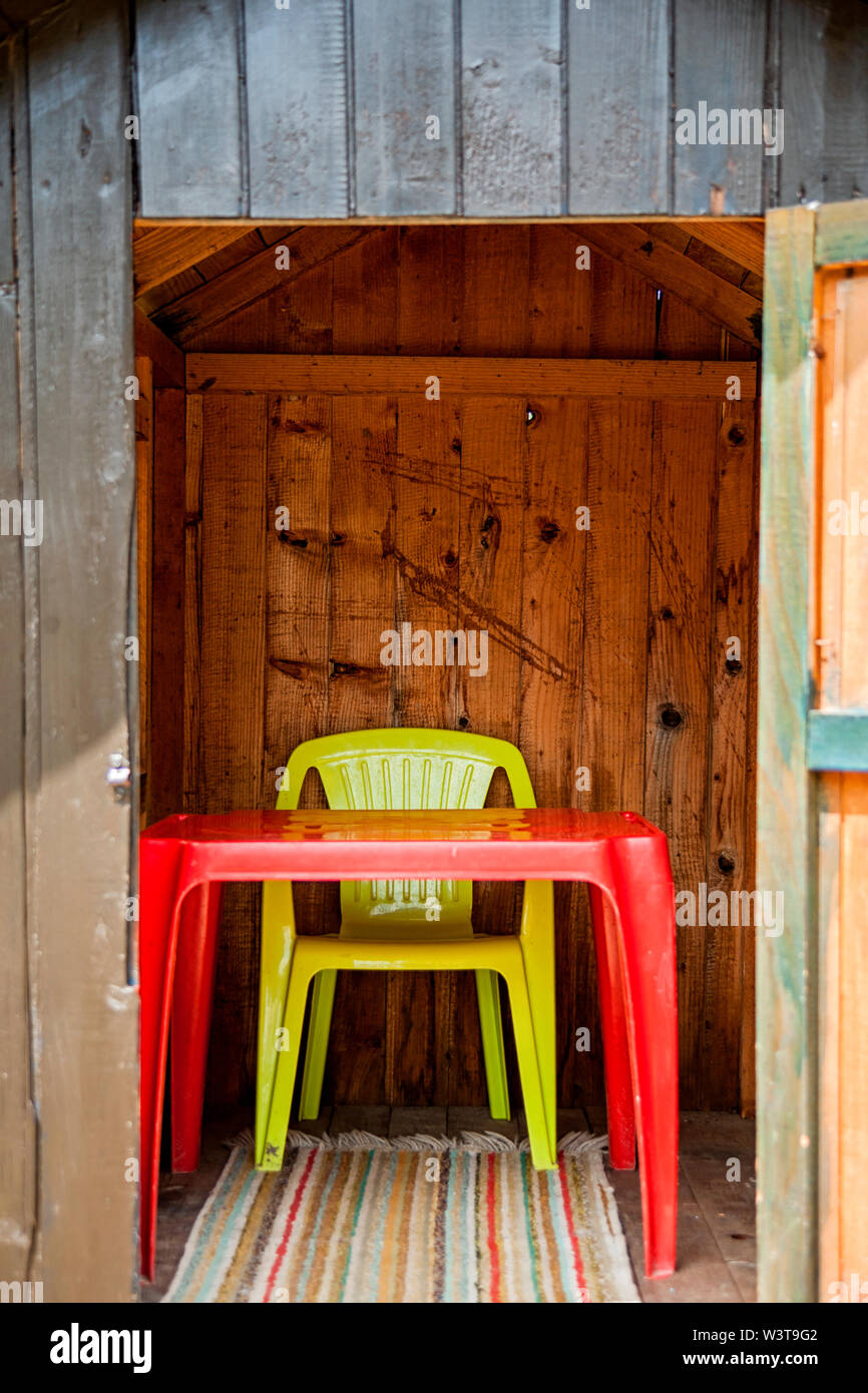 Innenseite der Kinder plsyig Hütte. Es ist ein Zimmer nur für Rot und Gelb Kunststoff Tisch Stuhl. Stockfoto