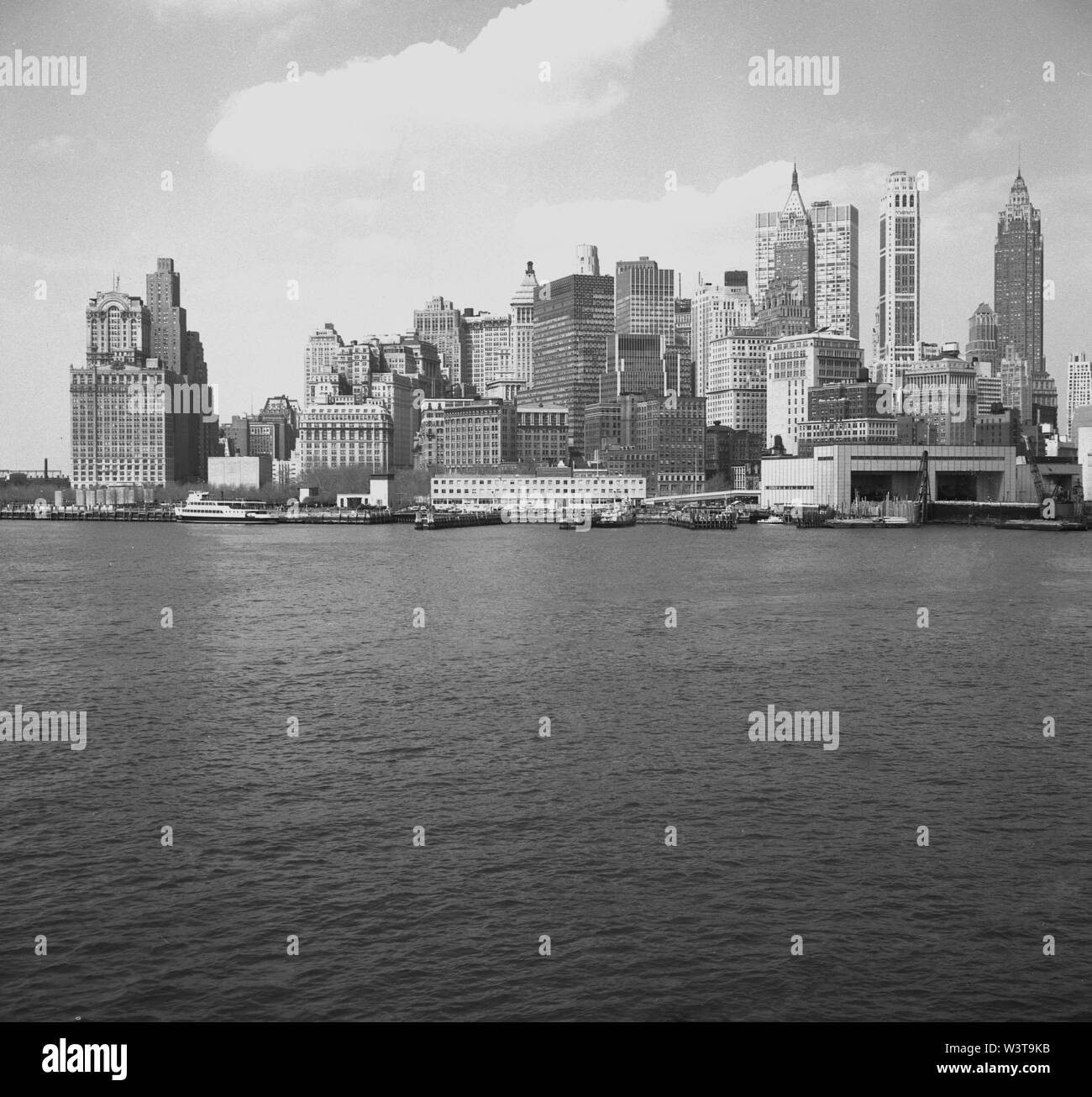 1960, historische, Blick über den Hudson River von Manhattan und die Skyline von New York City, New York, NY, USA. Stockfoto
