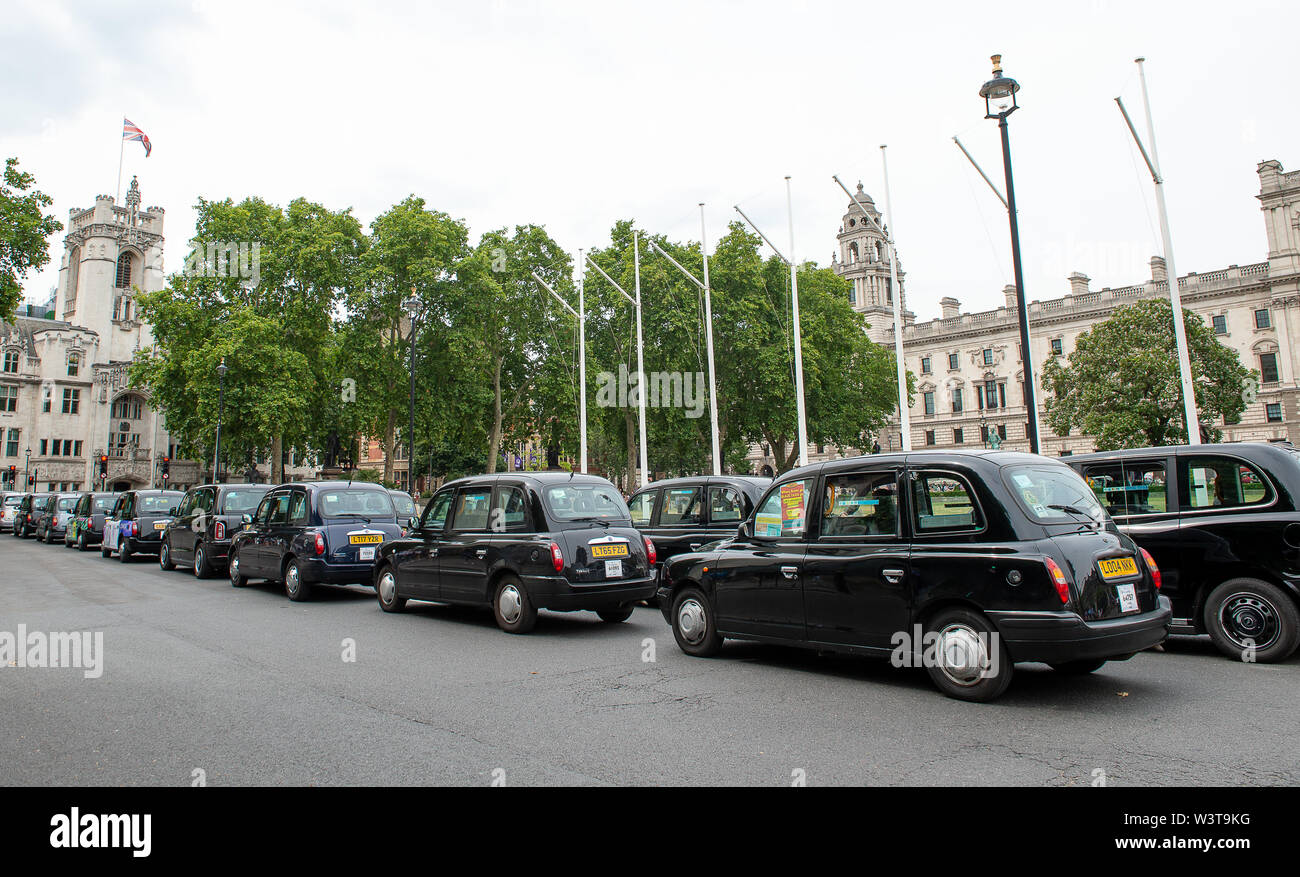 Taxifahrer protestieren, Westminster, London, UK. 17. Juli, 2019. Taxifahrer brachte Westminster und die Umgebung zu einem Halt heute nachmittag als Teil ihrer wöchentlichen Protest durch Sperrung der Straßen rund um den Parliament Square mit ihren schwarzen Taxis. TFL plan Taxifahrer aus über einige Straßen um London und London Taxifahrer zu stoppen, sind nicht glücklich. Ihre Botschaft ist', wo Busse fahren, Taxis gehen'. Credit: Maureen McLean/Alamy leben Nachrichten Stockfoto