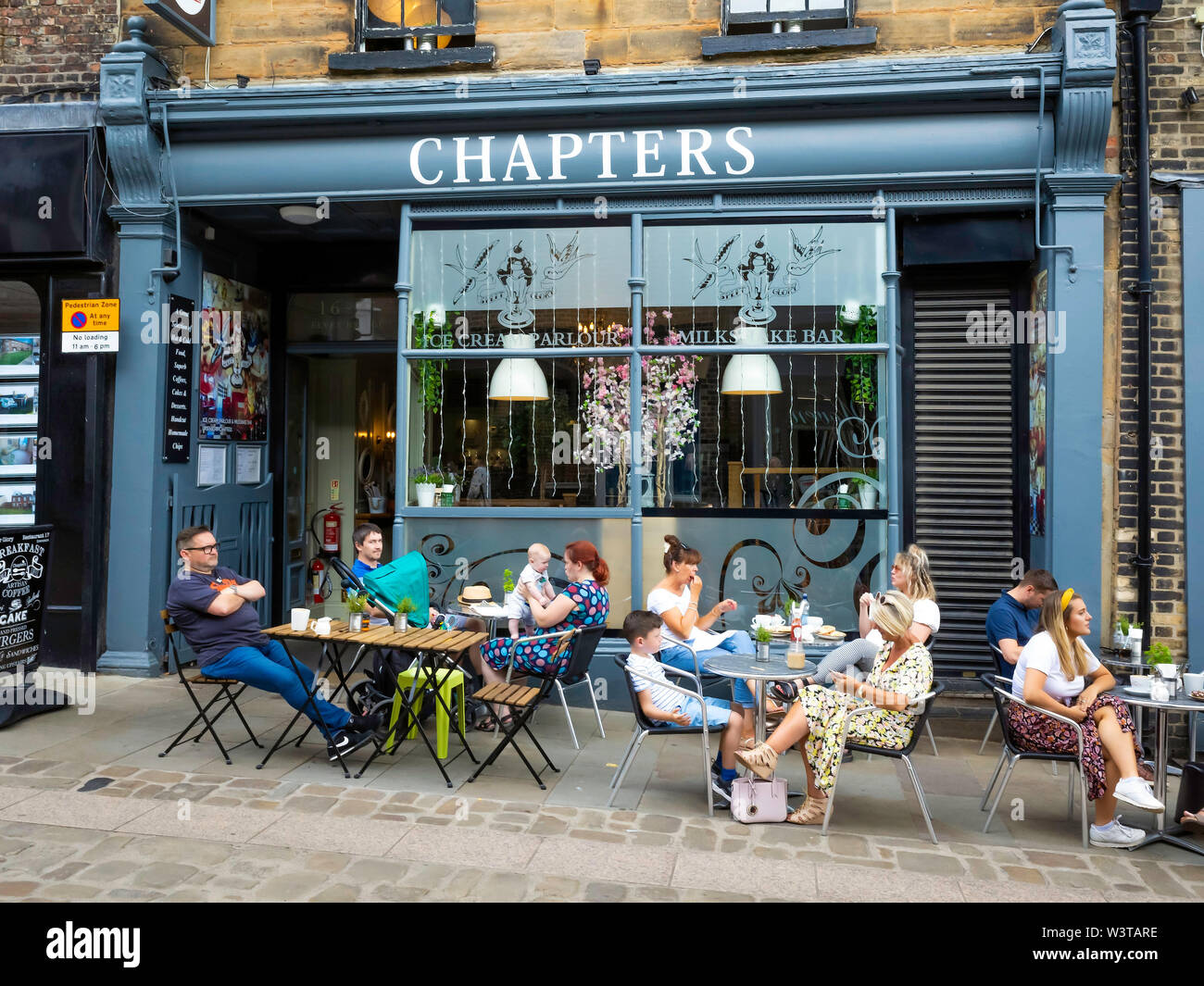 Kunden genießen Sommer Sonnenschein im Freien außerhalb Kapitel Eis und Milchshake Café Bar Brücke Elvet Durham, England Stockfoto
