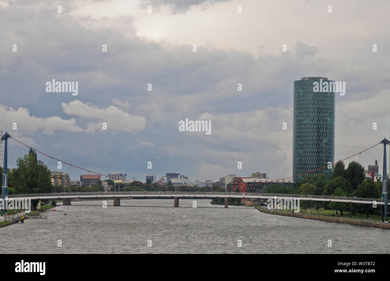 Der wichtigste Fluss: Die Friedensbrüke Brücke und Westhafen Tower. Frankfurt, Deutschland Stockfoto
