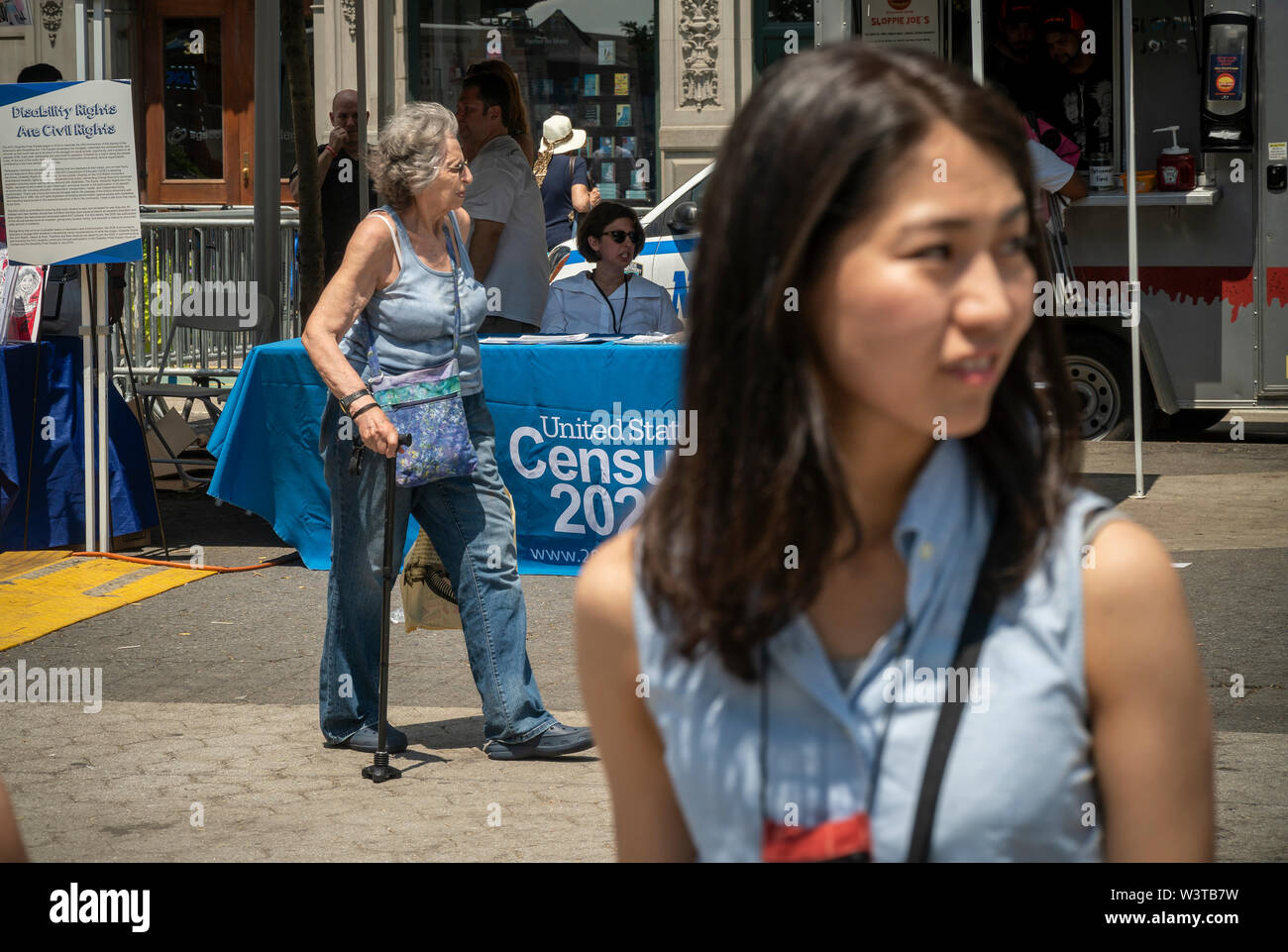 Arbeitnehmer Mann eine Volkszählung 2020 Informationen Tabelle auf einem Festival in New York am Sonntag, 14. Juli 2019. Die Volkszählung ist die Anzahl aller in den Vereinigten Staaten wohnen, Bürger und Bürgerinnen und Bürger. Durch das Gesetz es alle 10 Jahre durchgeführt wird, und die Informationen werden verwendet, um reapportion Kongreßbezirke sowie bei der Verteilung von öffentlichen Geldern. (© Richard B. Levine) Stockfoto