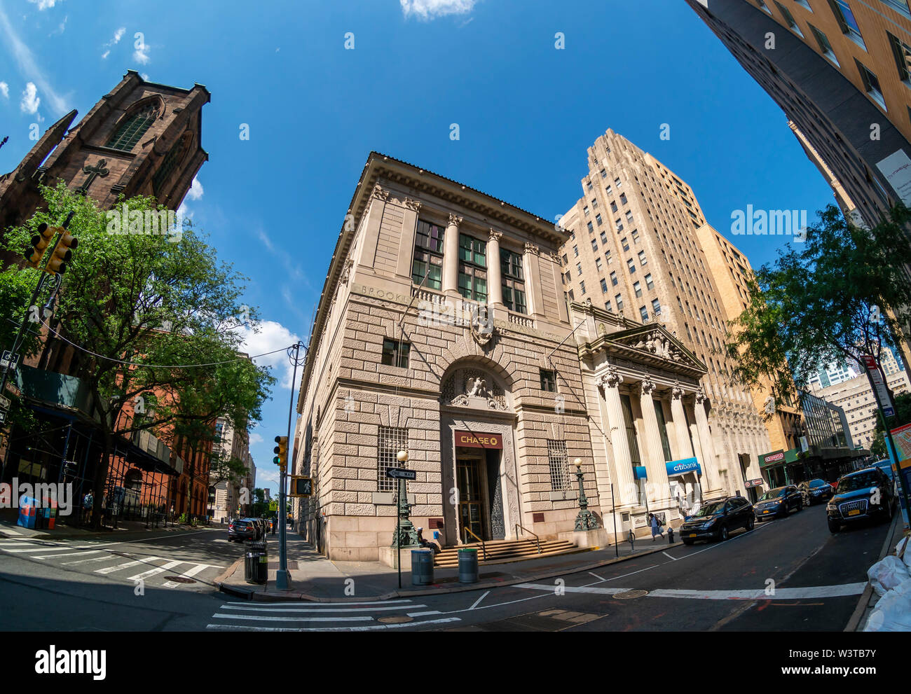 Eine CitiBank Filiale neben einer Filiale von JP Morgan Chase in Brooklyn Heights in New York am Sonntag, 14. Juli 2019. (© Richard B. Levine) Stockfoto