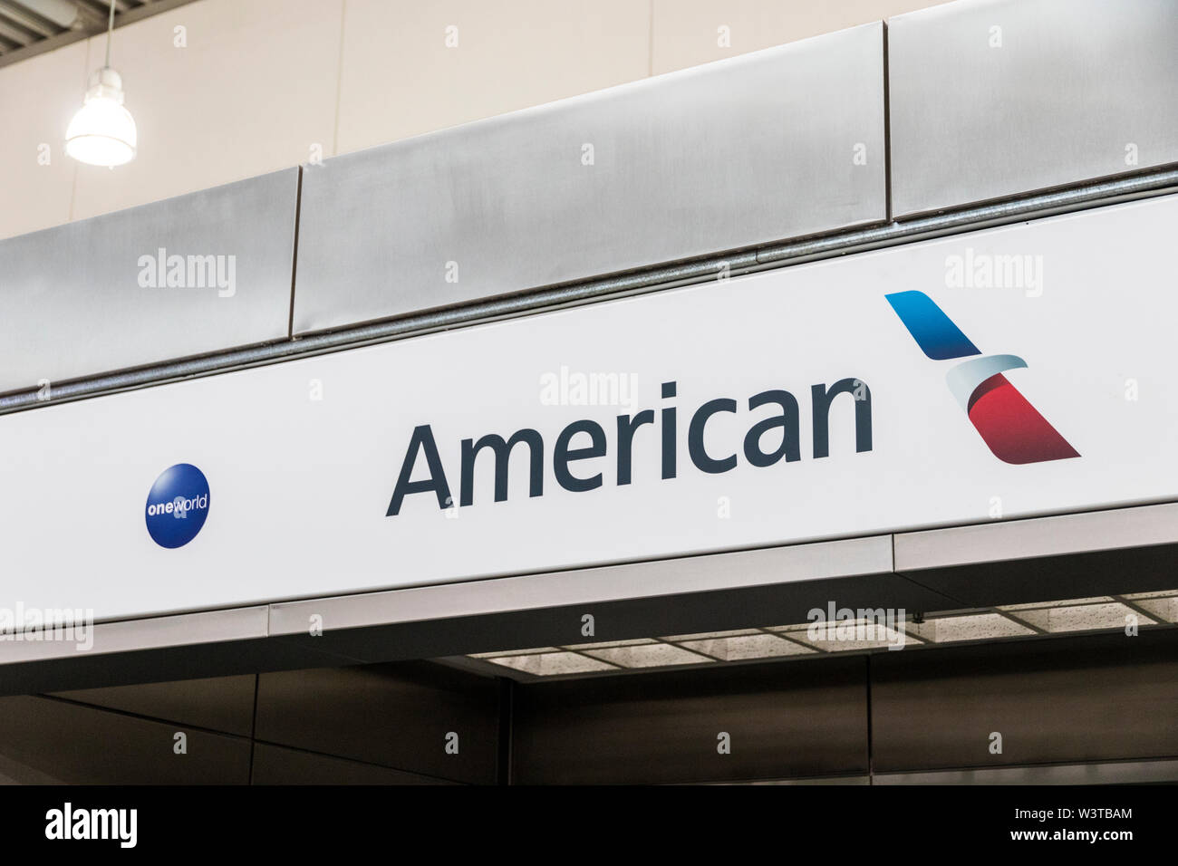 Athen, Griechenland. Logo der American Airlines, eine Große amerikanische Fluggesellschaft in Fort Worth, Texas mit Sitz in Athen International Airport Stockfoto