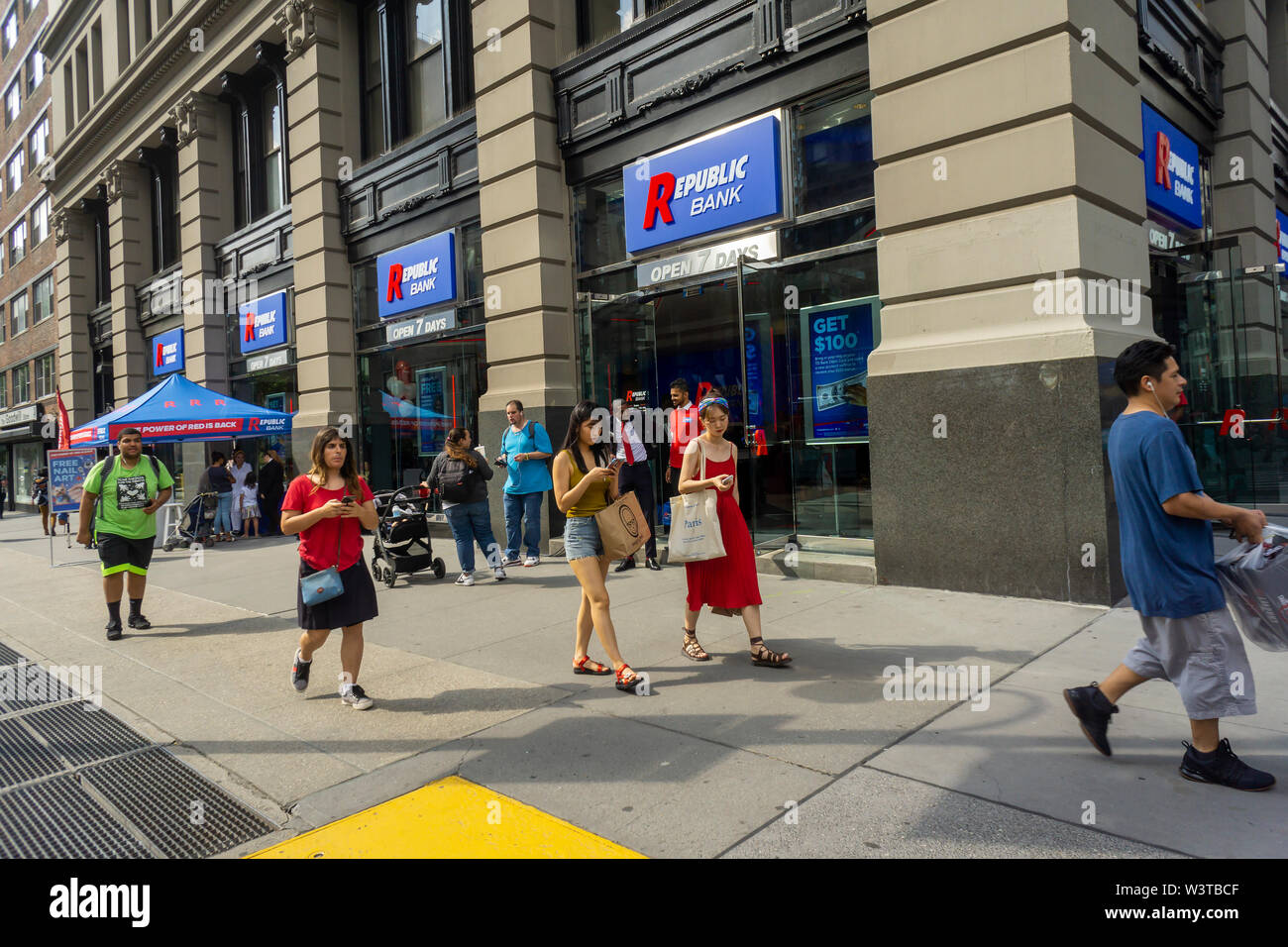 Ein Zweig der Republic Bank in Greenwich Village in New York auf der großen Eröffnung Tag, Freitag, 12. Juli 2019. Die Bank wurde von Vernon Hill, ehemaliger CEO von Commerce Bank, die später von der TD Bank erworben wurde gestartet. Farbe, Dekor und Logos und Schriften sind vergleichbar mit Grafiken von Commerce Bank verwendet. (© Richard B. Levine) Stockfoto