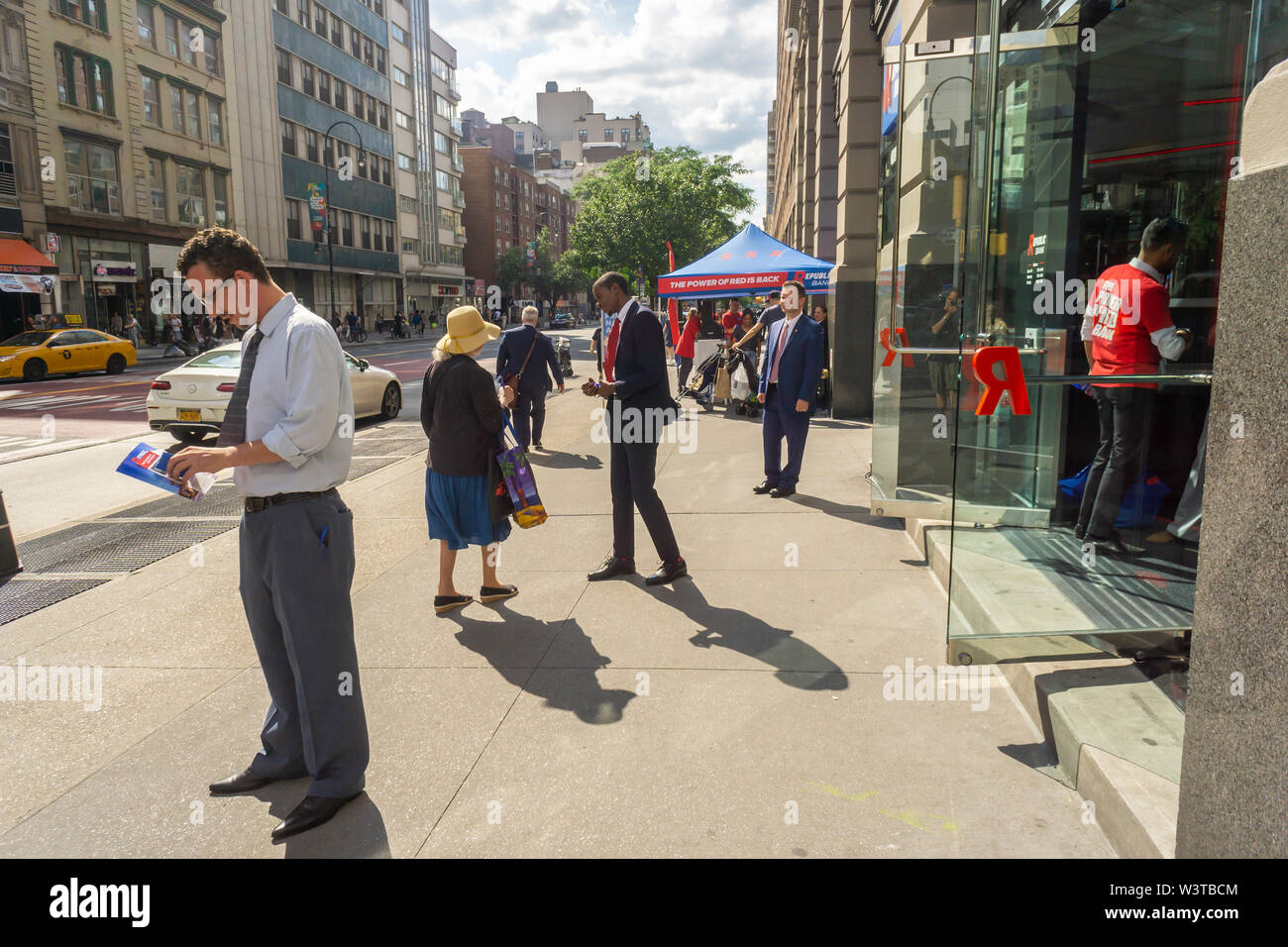 Ein Zweig der Republic Bank in Greenwich Village in New York auf der großen Eröffnung Tag, Freitag, 12. Juli 2019. Die Bank wurde von Vernon Hill, ehemaliger CEO von Commerce Bank, die später von der TD Bank erworben wurde gestartet. Farbe, Dekor und Logos und Schriften sind vergleichbar mit Grafiken von Commerce Bank verwendet. (© Richard B. Levine) Stockfoto