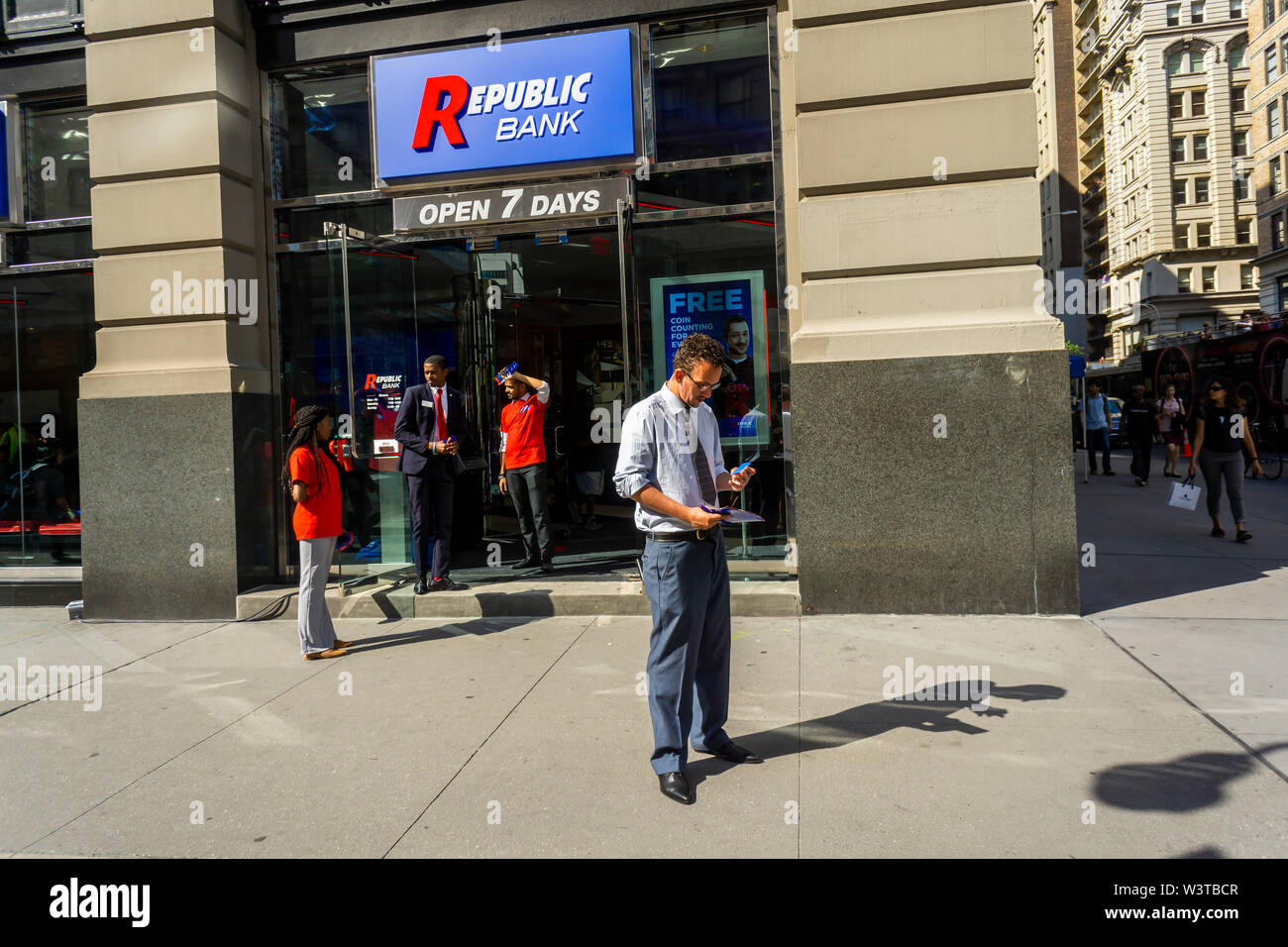 Ein Zweig der Republic Bank in Greenwich Village in New York auf der großen Eröffnung Tag, Freitag, 12. Juli 2019. Die Bank wurde von Vernon Hill, ehemaliger CEO von Commerce Bank, die später von der TD Bank erworben wurde gestartet. Farbe, Dekor und Logos und Schriften sind vergleichbar mit Grafiken von Commerce Bank verwendet. (© Richard B. Levine) Stockfoto