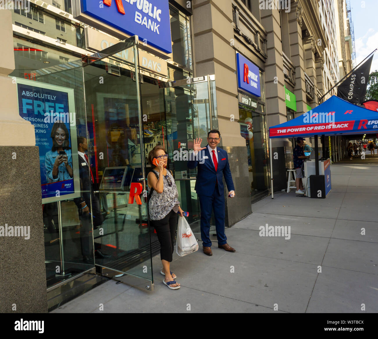 Ein Zweig der Republic Bank in Greenwich Village in New York auf der großen Eröffnung Tag, Freitag, 12. Juli 2019. Die Bank wurde von Vernon Hill, ehemaliger CEO von Commerce Bank, die später von der TD Bank erworben wurde gestartet. Farbe, Dekor und Logos und Schriften sind vergleichbar mit Grafiken von Commerce Bank verwendet. (© Richard B. Levine) Stockfoto
