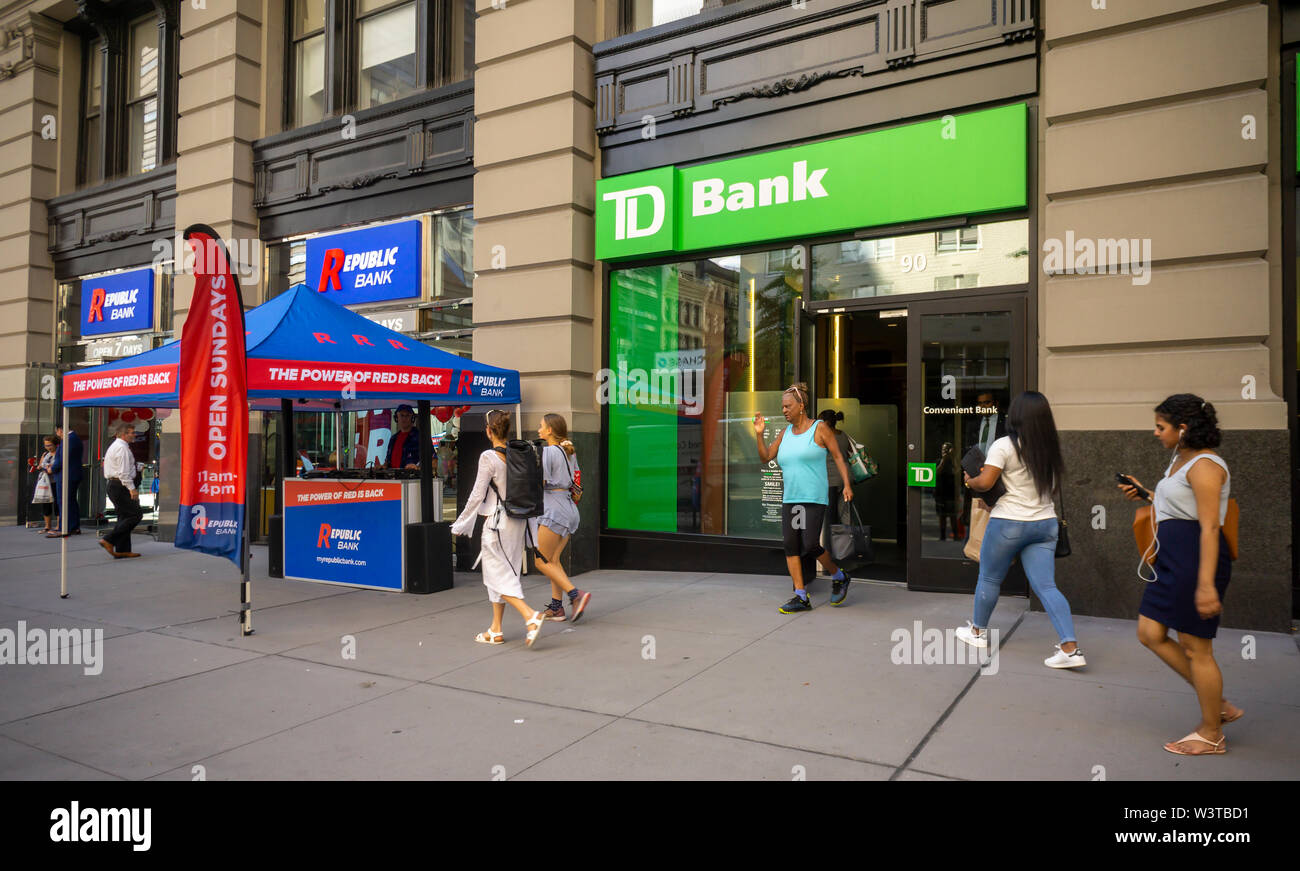 Ein Zweig der Republic Bank, neben einem TD Bank, in Greenwich Village in New York auf der großen Eröffnung Tag, Freitag, 12. Juli 2019. Die Republik Bank wurde von Vernon Hill, ehemaliger CEO von Commerce Bank, die später von der TD Bank erworben wurde gestartet. Farbe, Dekor und Logos und Schriften sind vergleichbar mit Grafiken von Commerce Bank verwendet. (© Richard B. Levine) Stockfoto