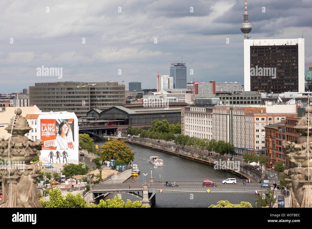 Die Spree und Friedrichstraße Station vom Reichstag in Berlin, Deutschland. Der Fernsehturm und das International Trade Center befinden sich auf der rechten Seite. Stockfoto