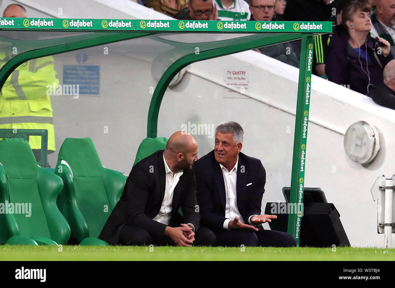 FK Sarajevo manager Husref Musemic (rechts) auf der Bank während der UEFA Champions League erste Qualifikationsrunde, zweite Bein Spiel im Celtic Park, Glasgow. Stockfoto