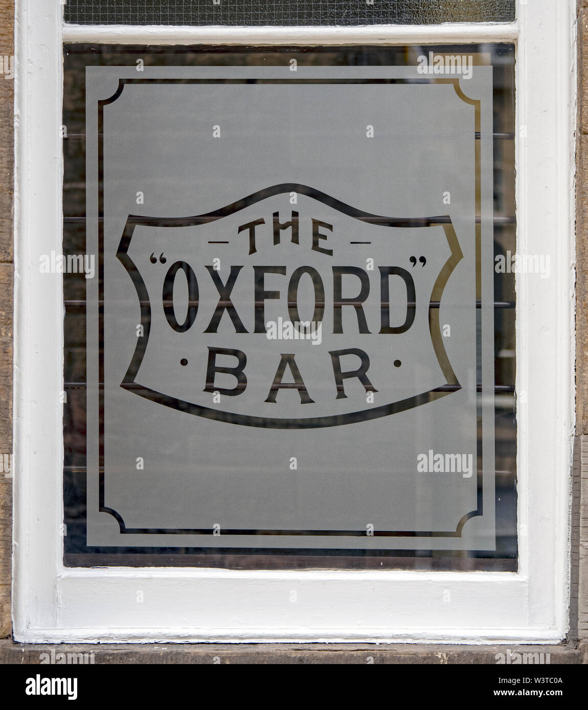 Ein Fenster in der Oxford Bar, Edinburgh, die Stammkneipe von Inspector Rebus, der fiktive Charakter Erstellt von Ian Rankin. Stockfoto