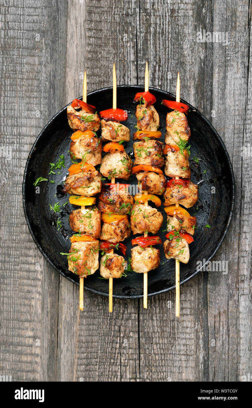 Vorspeise chicken Kebab mit Gemüse, Ansicht von oben Stockfoto
