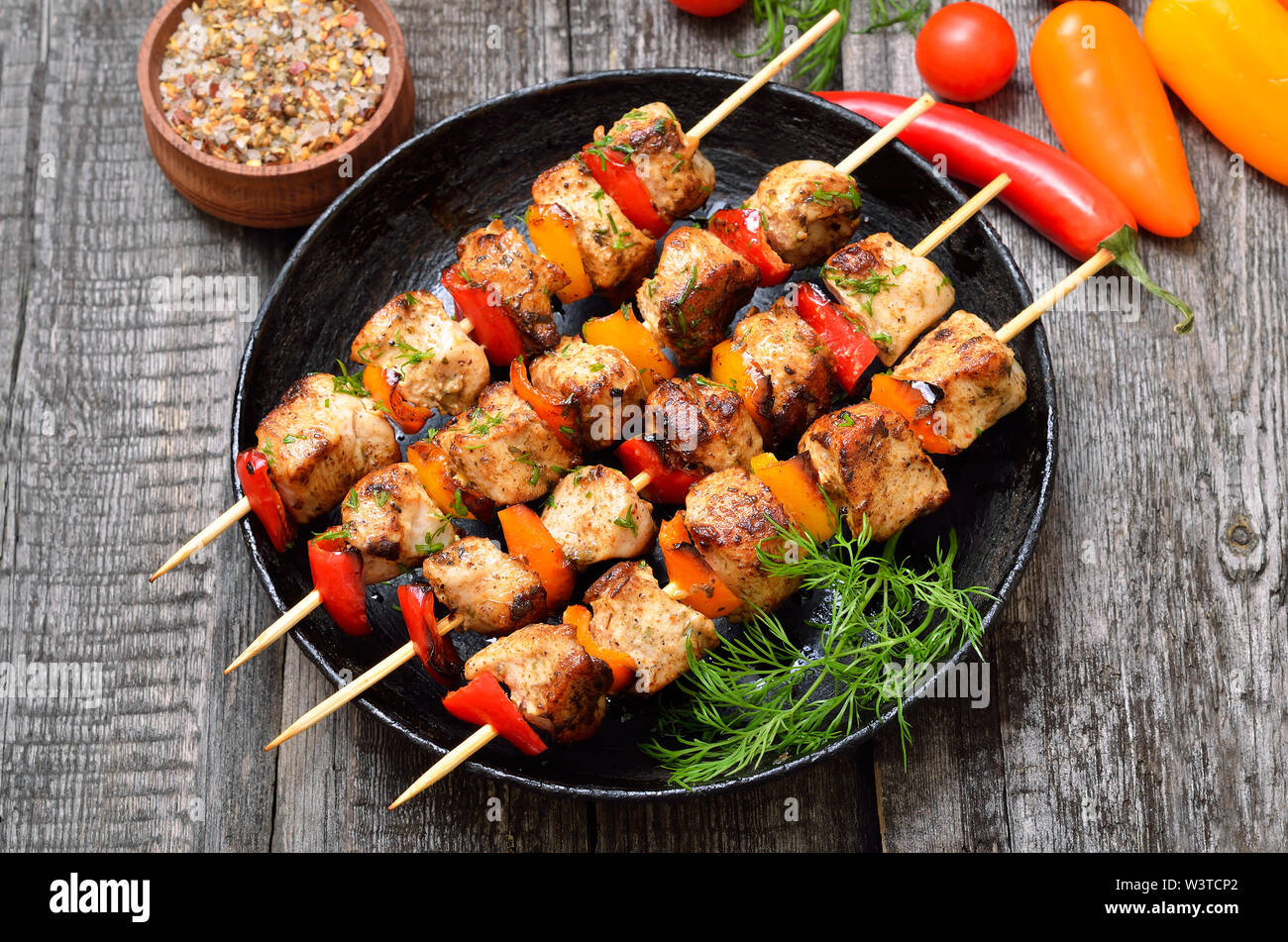 Chicken Kebab mit Paprika in der Pfanne, bis in der Nähe Stockfoto