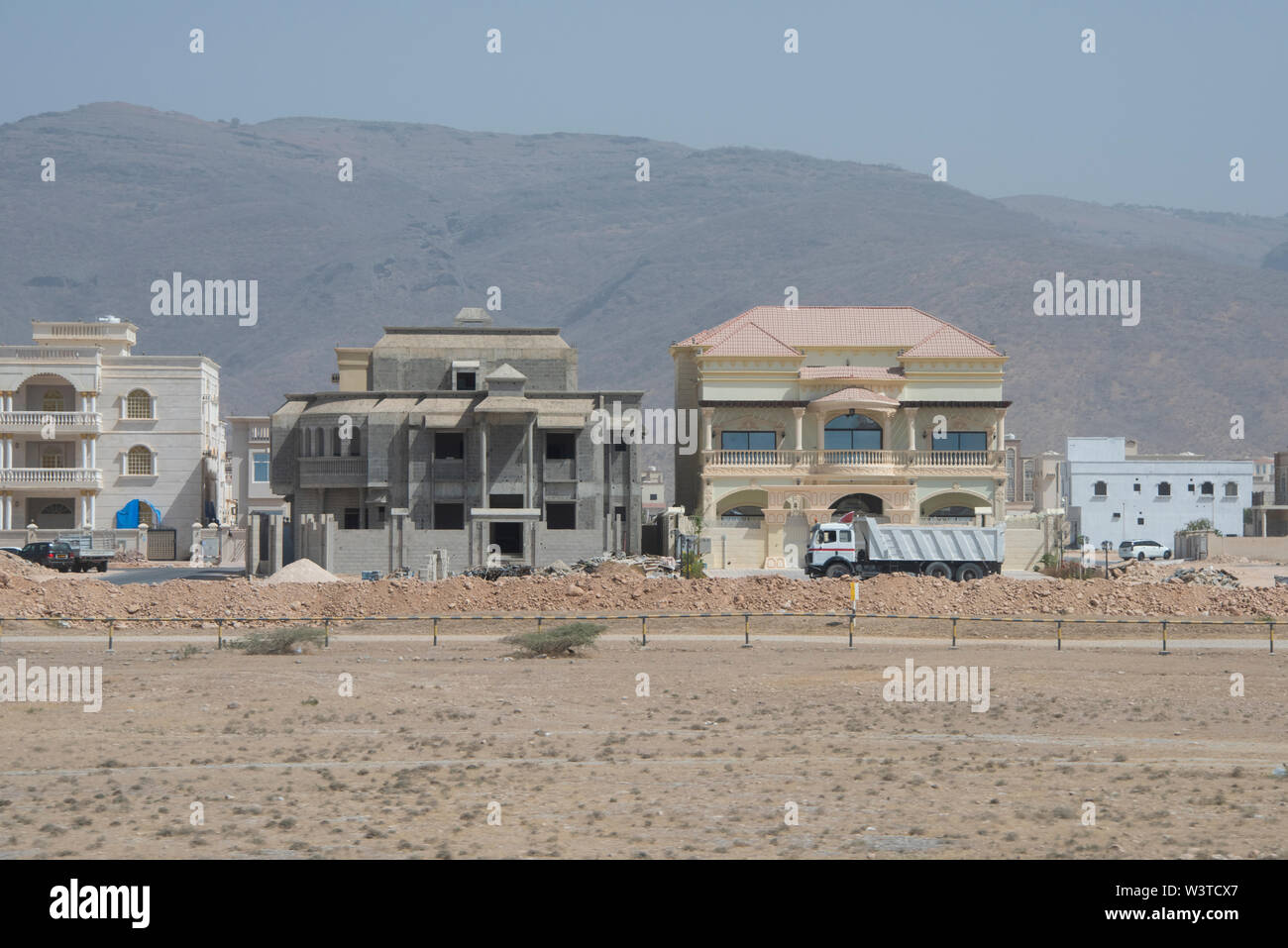 Oman und Dhofar region, Hauptstadt von Salalah. Typische wüste Nachbarschaft mit neuen home Bau. Stockfoto