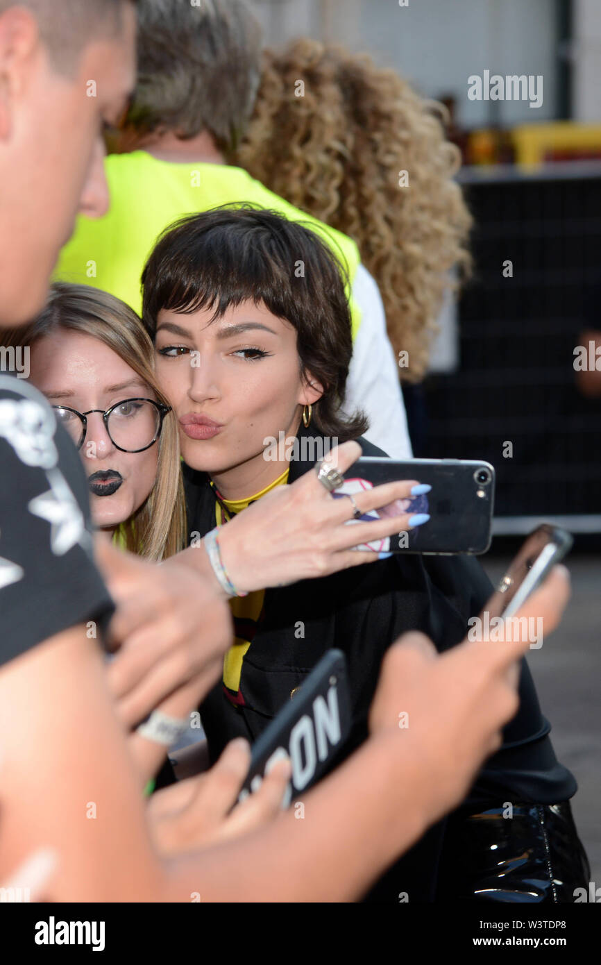 Mailand, Italien. 17. Juli, 2019. Mailand, 'La Casa di carta' Business Square ist für die Premiere der dritten Staffel von der Serie verwandelt - Netflix Úrsula entfernt befindet sich Corbero Credit: Unabhängige Fotoagentur/Alamy leben Nachrichten Stockfoto