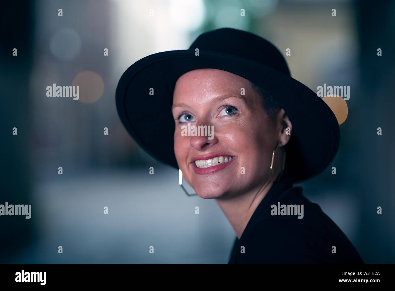 Porträt von eine glückliche junge Frau Stockfoto