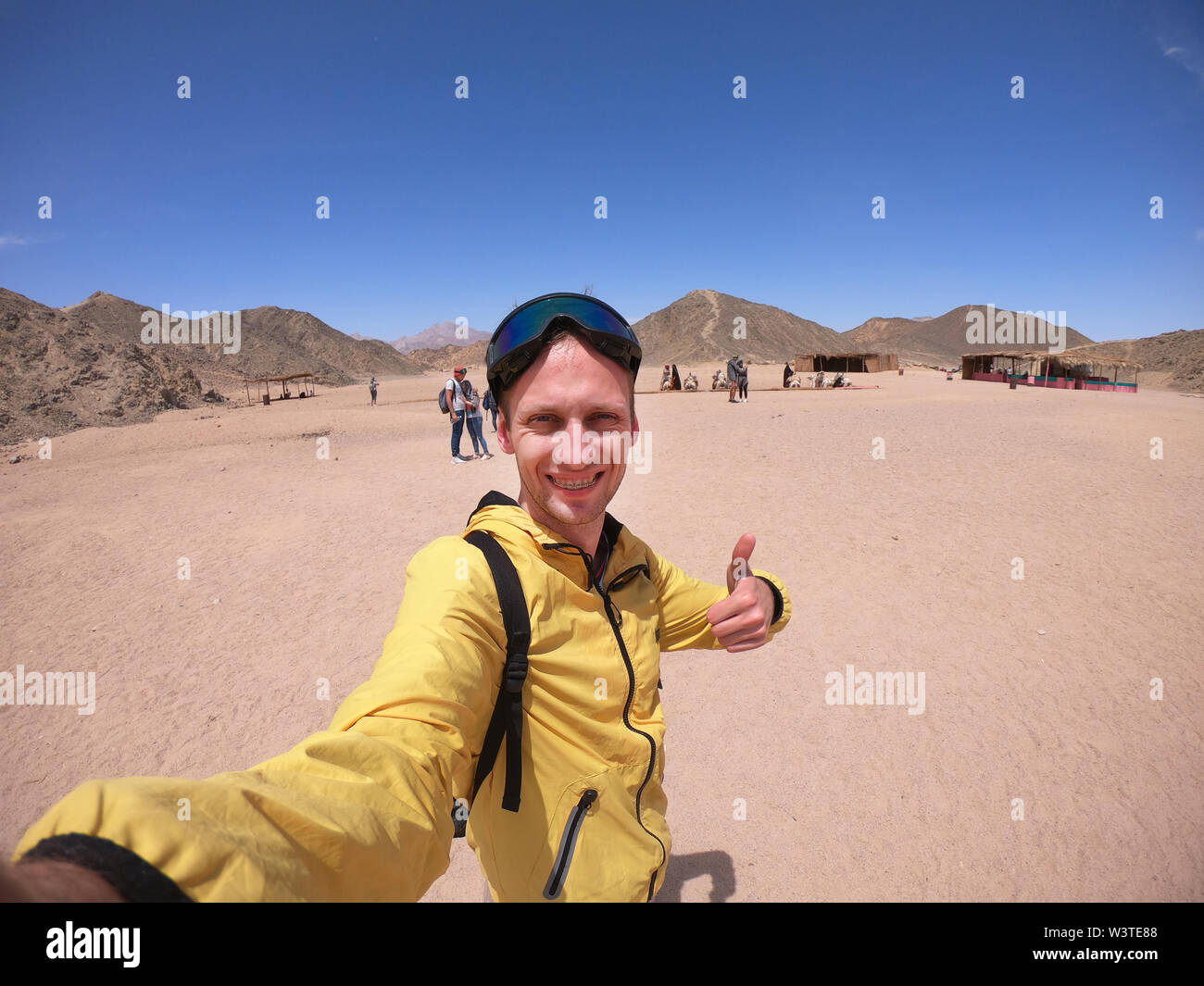 Ihnen gerne touristische Macht selfie in der Arabischen Wüste. Stockfoto