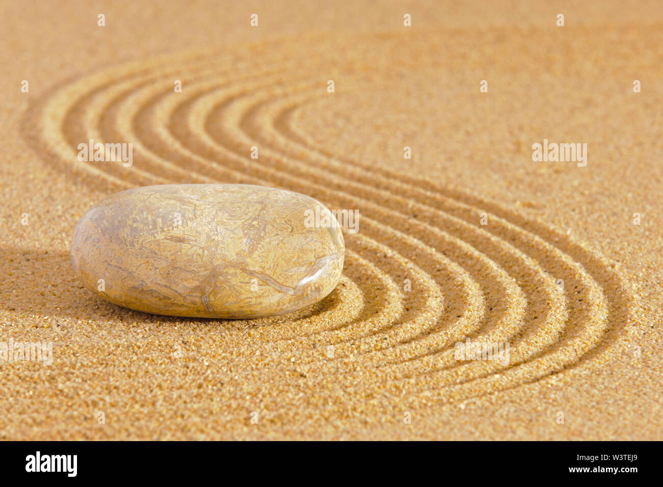 Japanischer Zen-garten in Sand mit Stein Stockfoto