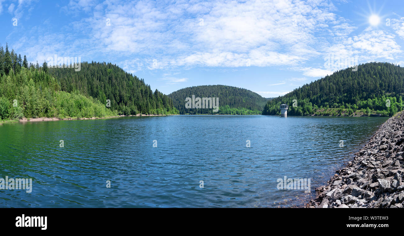Kleine Kinzig Damm im Sonnenschein im Schwarzwald, Deutschland Stockfoto