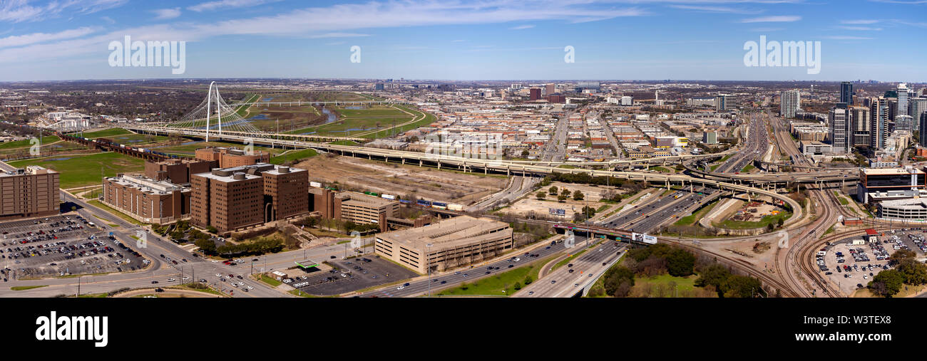 Dallas, Texas skyline Stadtbild massiven Bau von Autobahnen und Überführungen Verkehrsinfrastruktur. Stockfoto