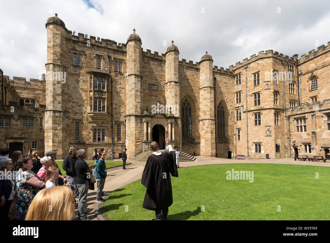 Eine Gruppe von Besuchern mit einem postgradualen Tour Guide im Hof von Durham Castle, Teil des University College Durham, England, Großbritannien Stockfoto