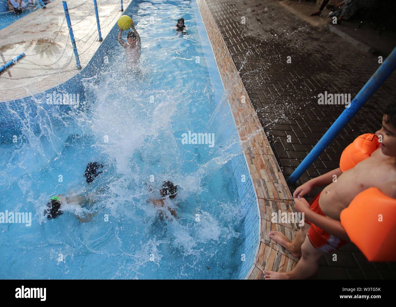 Gaza, Gaza, Palästina. 17. Juli, 2019. Palästinensische Kinder spielen in einem Schwimmbad an einem heißen Tag im Gazastreifen. Credit: Hassan Jedi/Quds Net News/ZUMA Draht/Alamy leben Nachrichten Stockfoto