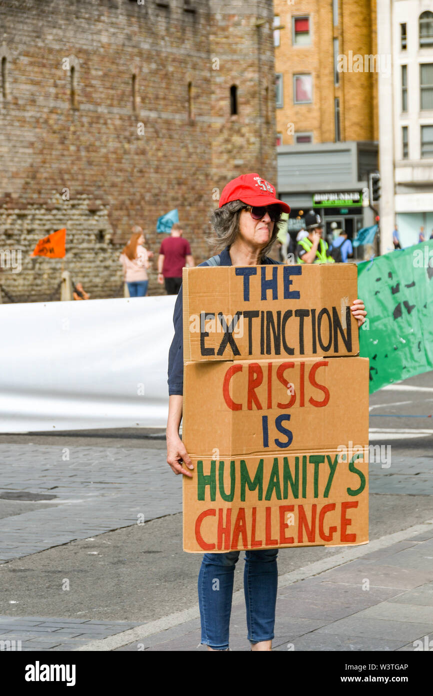 CARDIFF, WALES - Juli 2019: Person, die eine Bekanntmachung mit einer Meldung bei der Climate Emergency Protest vom Aussterben Rebellion in Cardiff City Centre. Stockfoto