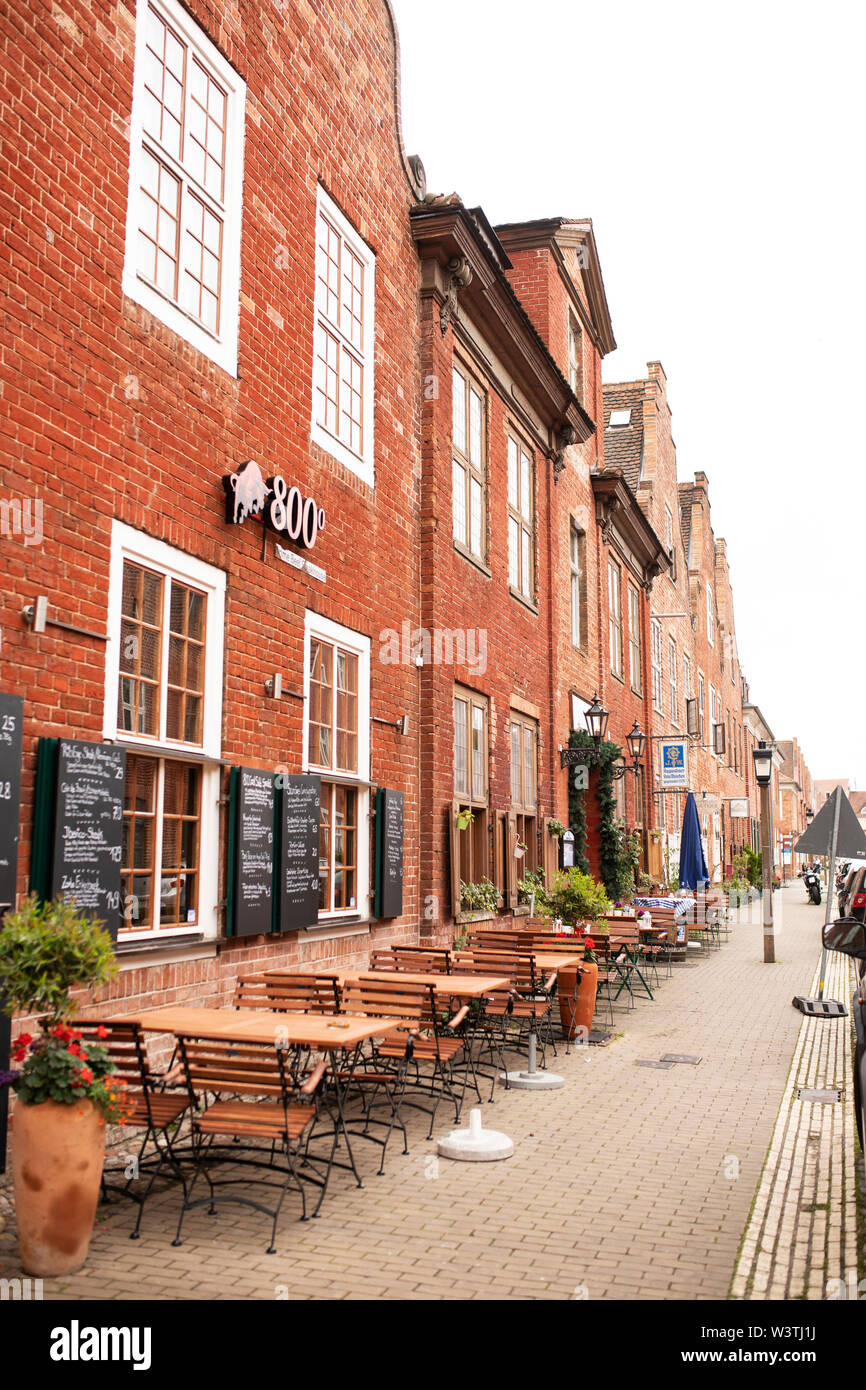 Tische außerhalb 800 Grad Prime Beef Steakhouse in der Mittelstraße im historischen Holländischen Viertel in Potsdam, Deutschland. Stockfoto