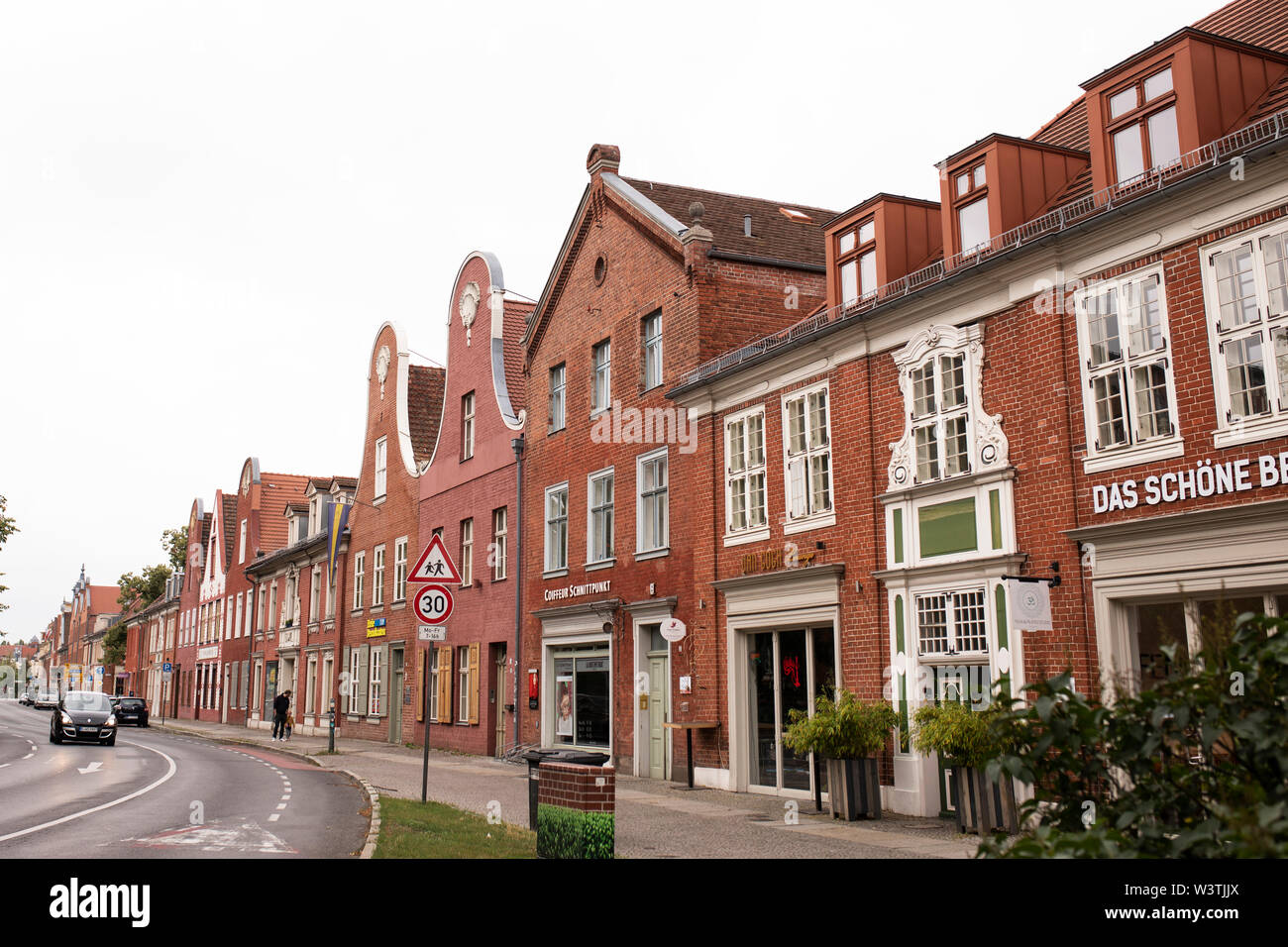 Geschäfte an der Kurfürstenstraße in der Nähe des historischen Holländischen Viertels in Potsdam. Stockfoto