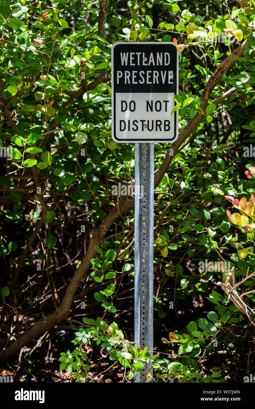 Ein warnendes Zeichen warnt Besucher nicht die natürliche Umgebung der Mangrove Park in Palm Beach, Florida, USA, zu stören. Stockfoto