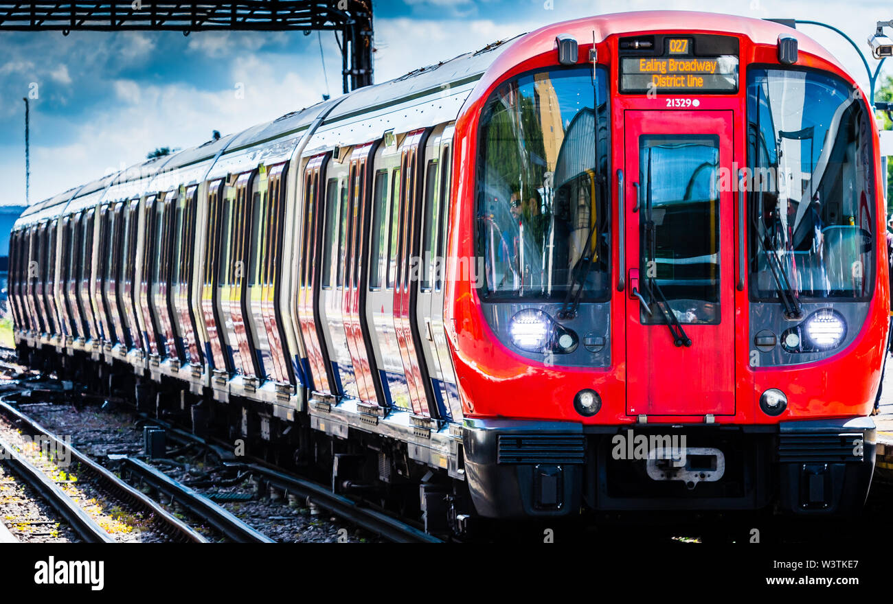 Die Londoner U-Bahn S Lager District line Zug Richtung Ealing Broadway entfernt. Stockfoto