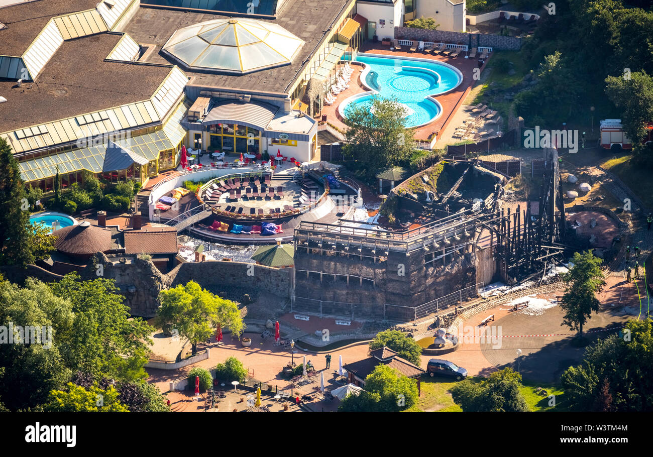 Luftaufnahme der Brand in der Niederrheintherme in Duisburg-Nienhausen im Saunabereich in Duisburg im Ruhrgebiet im Bundesland Nordrhein Stockfoto