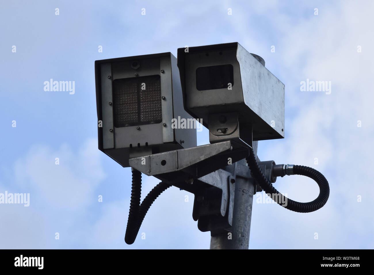 SÃO PAULO, SP - 17.07.2019: GOVERNO VAI INSPECCIONAR RADARES - Regierung wird installieren Sie tausend Radare auf Bundesstraßen, Betrag ist Teil nach MPF zu reduzieren Punkte überwacht. Im Foto Radar in der nördlich von São Paulo, an diesem Mittwoch (17.). (Foto: Roberto Casimiro/Fotoarena) Stockfoto