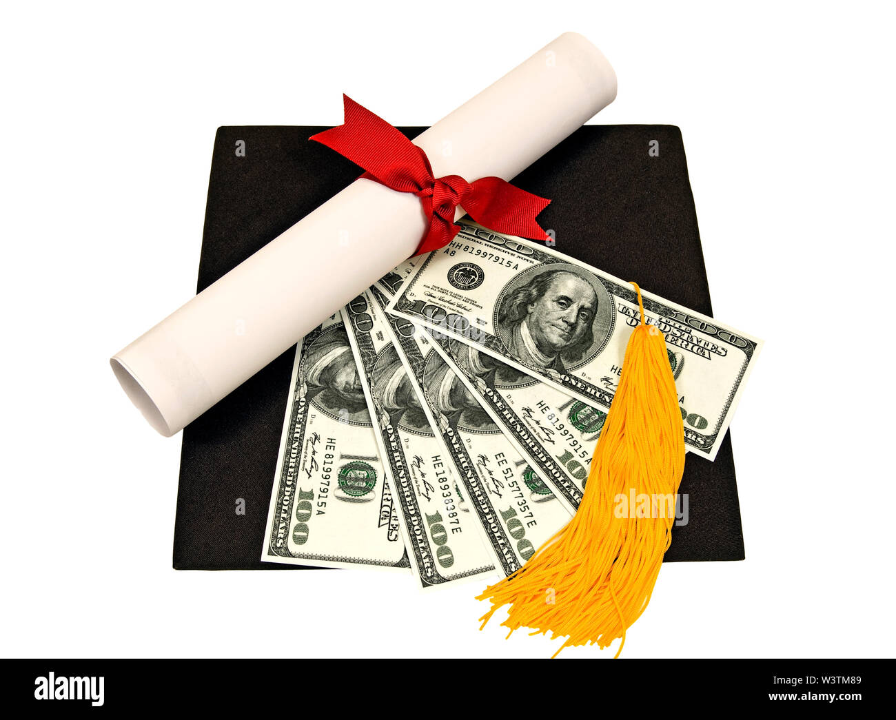 Horizontale Schuß eines abgeflachten Schwarz mortarboard mit einem Diplom mit roter Schleife gebunden, eine gelbe Quaste, und fünf hundert Dollarscheine schwärmten aus, Stockfoto